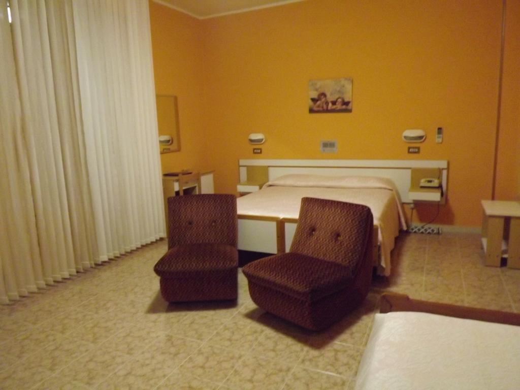Hotel Cristina تْشيانشانو  تيرمي الغرفة الصورة