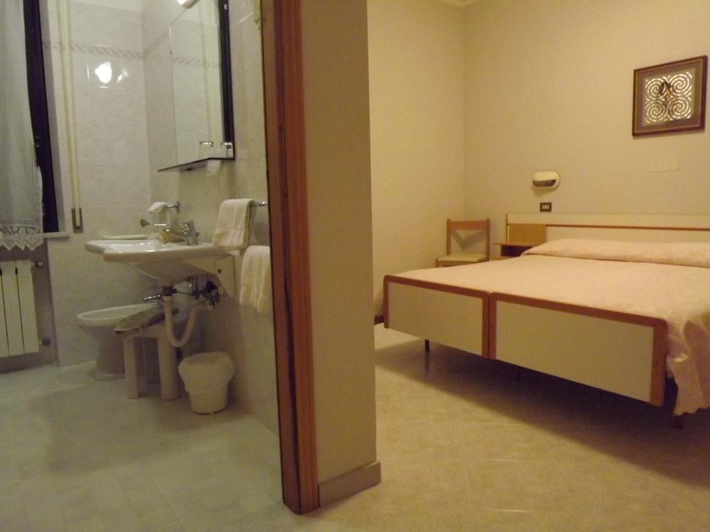 Hotel Cristina تْشيانشانو  تيرمي الغرفة الصورة