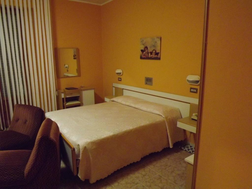 Hotel Cristina تْشيانشانو  تيرمي الغرفة الصورة
