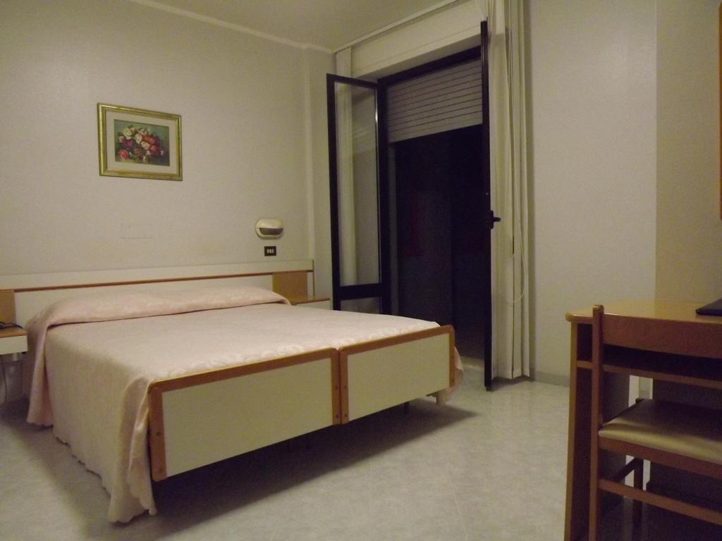 Hotel Cristina تْشيانشانو  تيرمي الغرفة الصورة