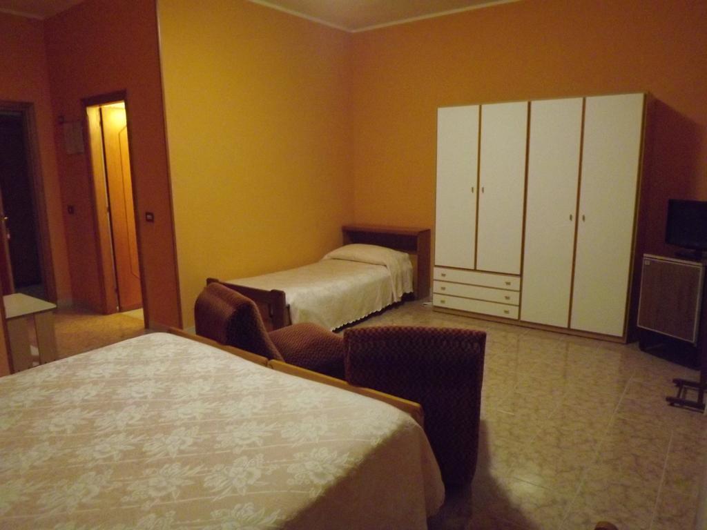 Hotel Cristina تْشيانشانو  تيرمي الغرفة الصورة